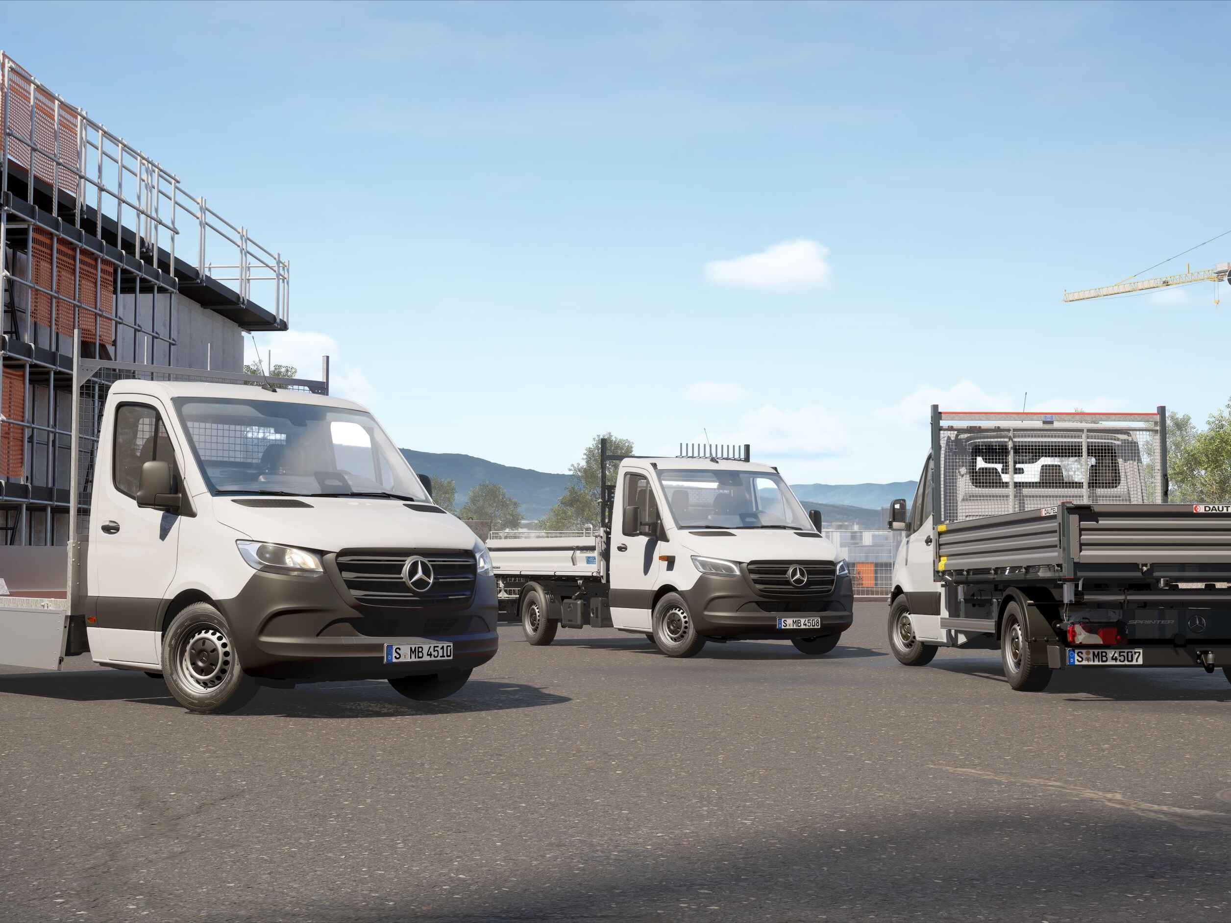 Verschiedene Mercedes-Benz Sprinter mit Pritschen- und weiteren Aufbauten.