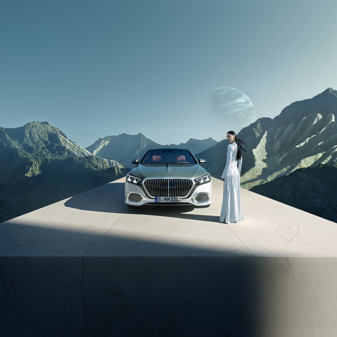 Die neue S-Klasse Limousine | Mercedes-Benz Eine Frau steht in den Bergen neben einem Mercedes-Benz Maybach vor einem türkisen Hintergrund.