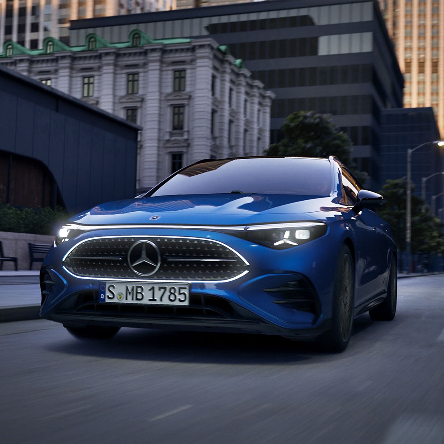 Der brandneue CLA Shootingbrake in blau von Mercedes-Benz parkend in einer Stadt.