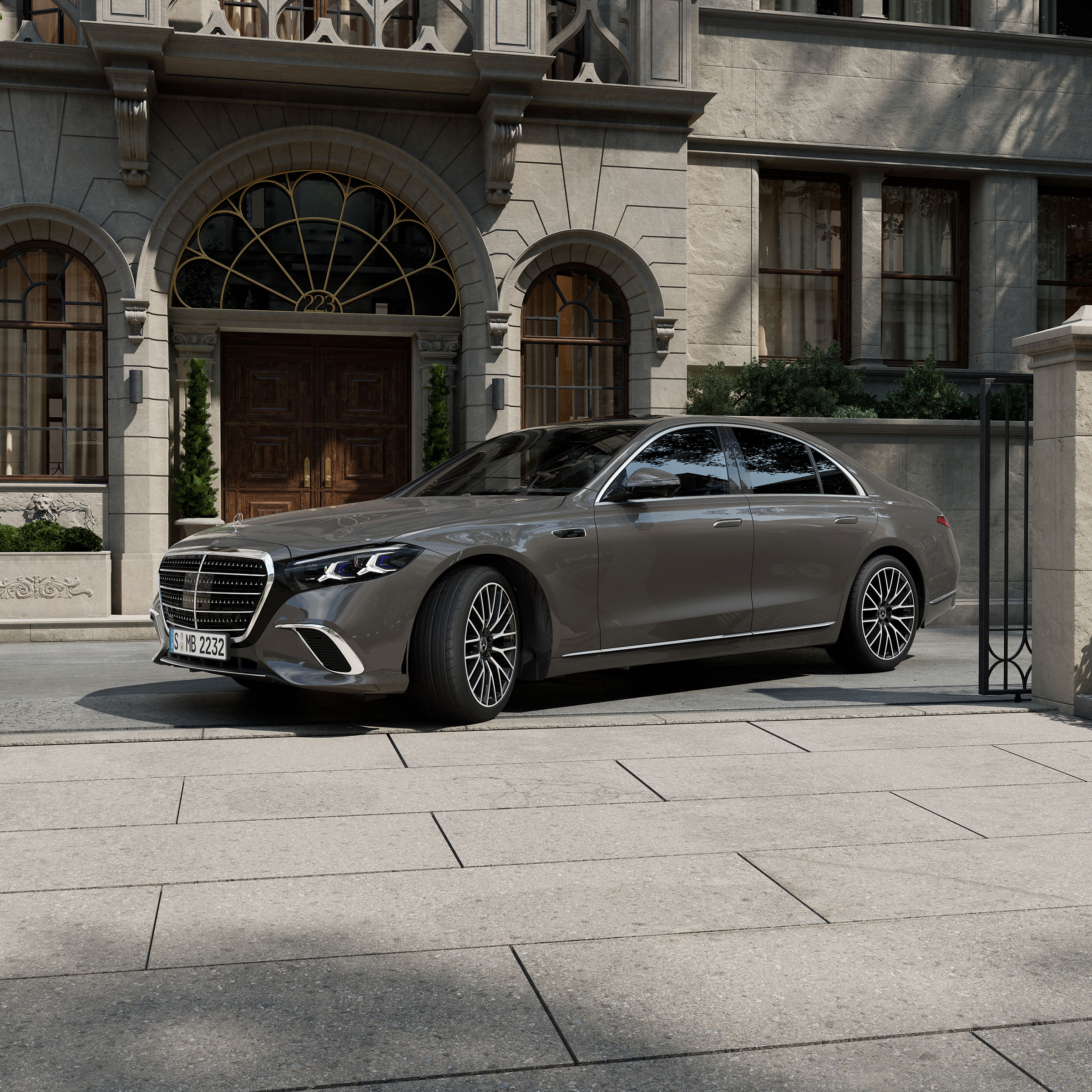 140 Places | Mercedes-Benz 3 S-Klassen fahren hintereinander auf einer Straße entlang.