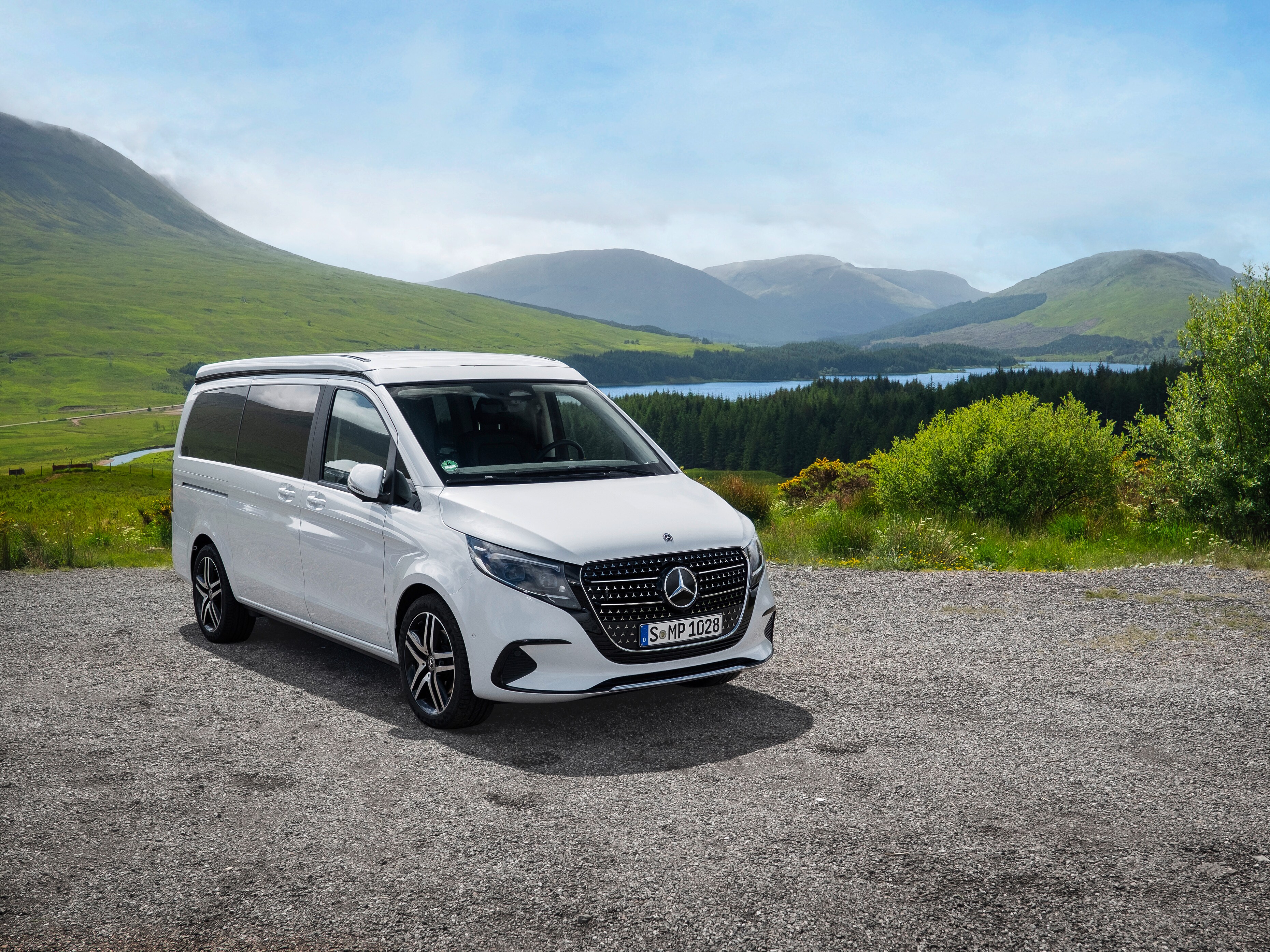 Ein weißer V-Klasse Marco Polo Horizion steht in der Natur. 