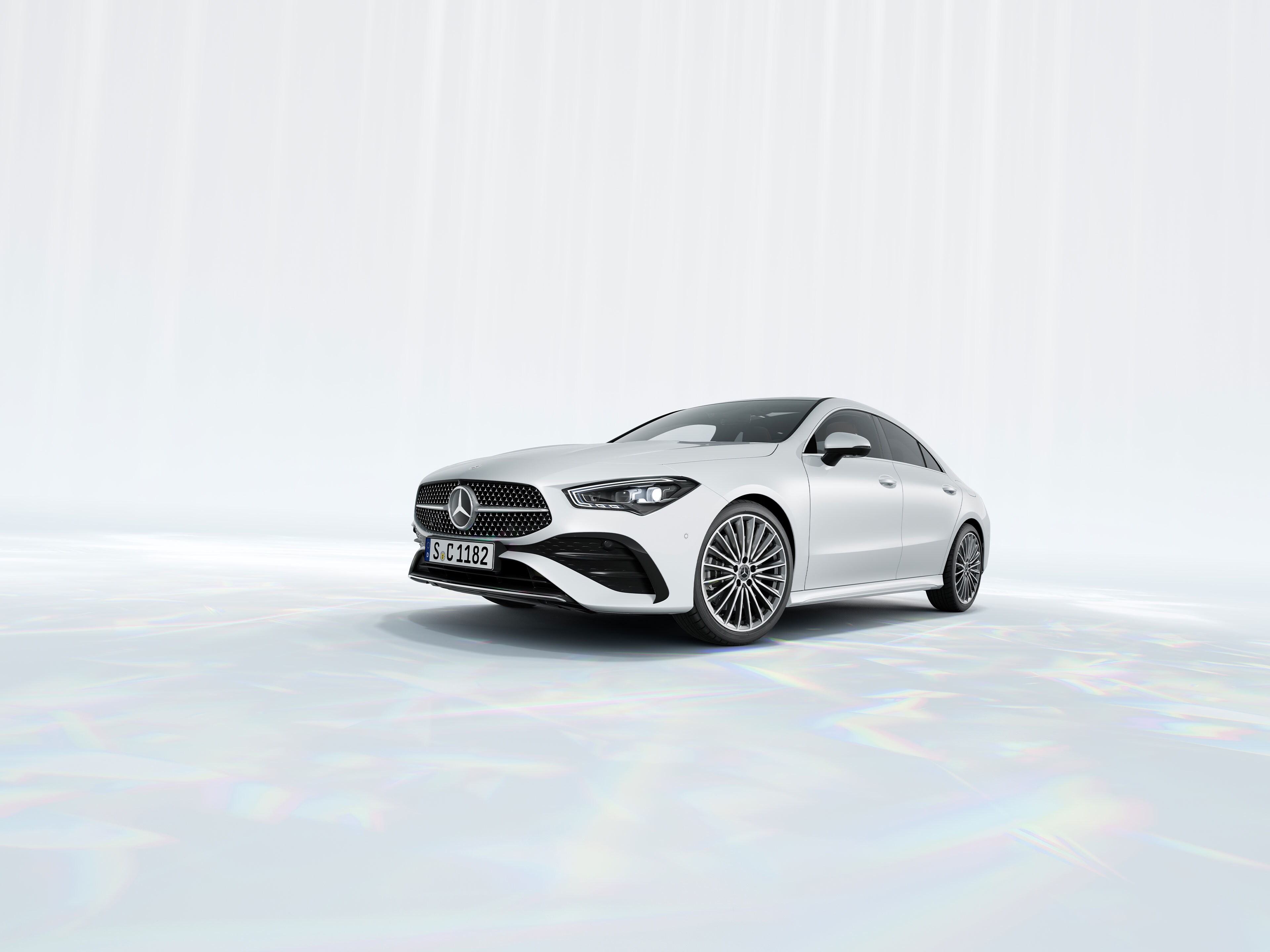 Ein silbernes CLA Coupé auf hellem Grund.