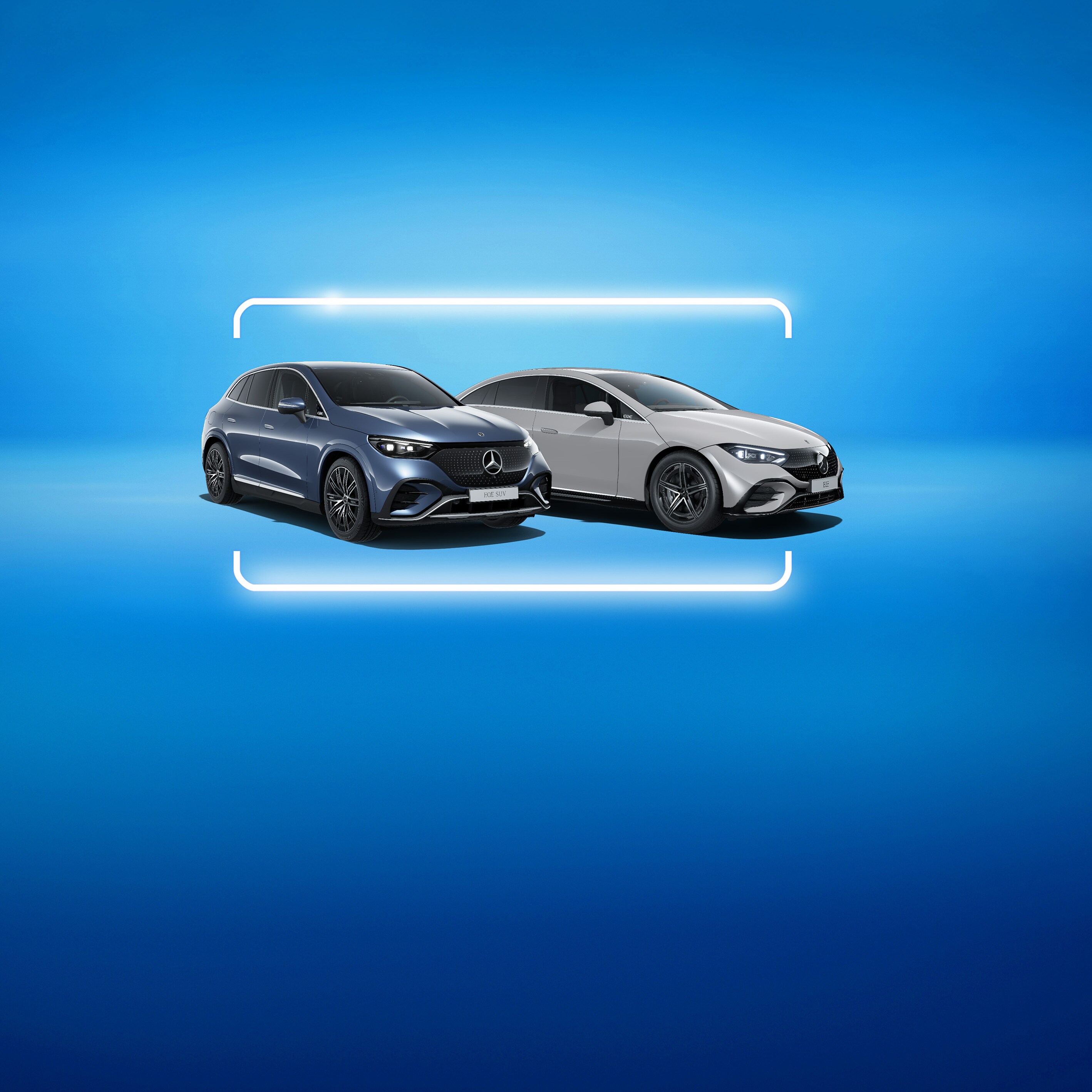 Ein vollelektrischer GLC SUV mit beleuchteten Kühlergrill steht auf einer Ausfahrt.