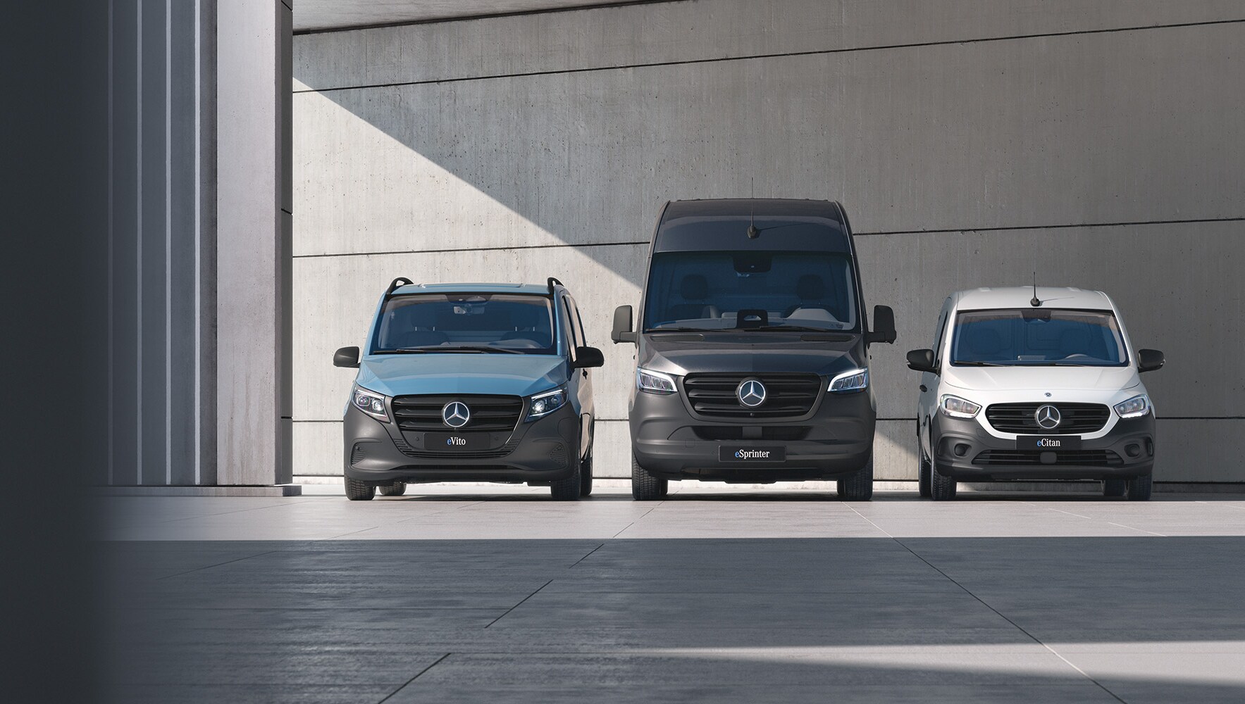 Ein weißer Mercedes-Benz Sprinter, seitliche Frontansicht mit mit weißen Schwunglinien und einem Icon.