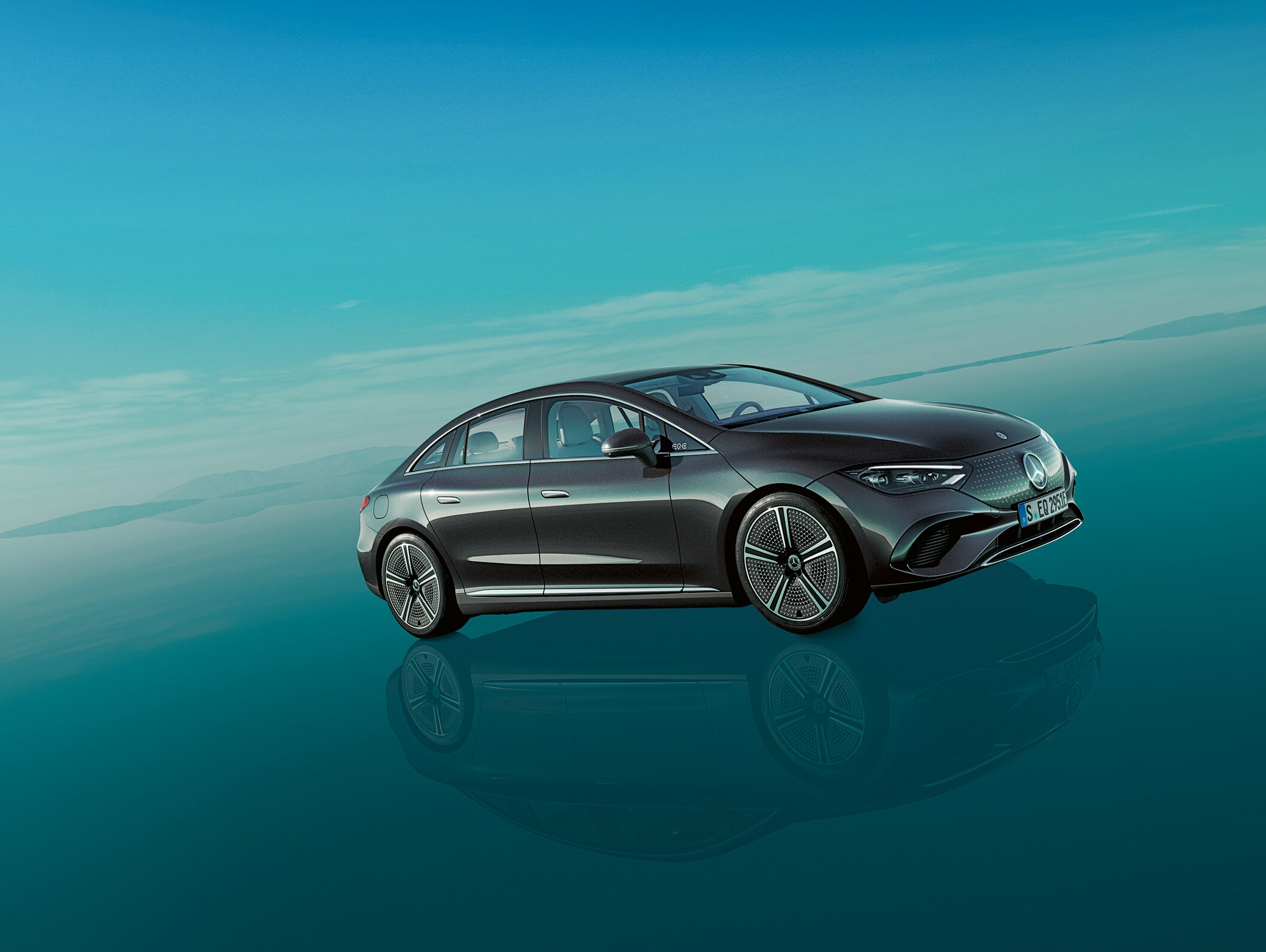 Das Bild zeigt die EQe Limousine von Mercedes-EQ.
